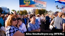 Предизборен митинг на партията на Путин "Единна Русия" в анексирания Крим, 16 септември 2016 г. На плаката пише: "Путин е нашият президент".