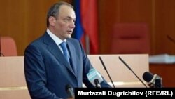 Daghestan's Magomedsalam Magomedov seems to be caught in a bind.