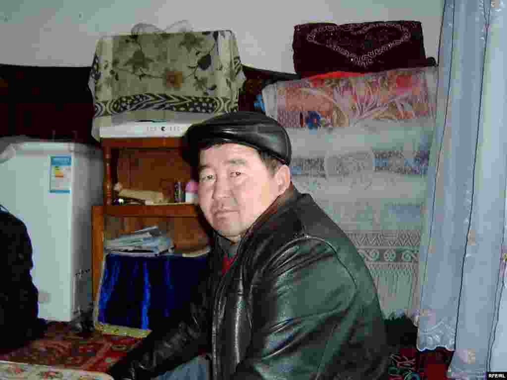 Бакытбек Толеу приехал три года назад из Китая. Он также стал жертвой "посредников", которым отдал 5 тысяч долларов. - Бакытбек Толеу приехал три года назад из Китая. Он также стал жертвой мошенников. "Посредникам" от акимата он отдал пять тысяч долларов. Все эти три года занимался частным извозом. На собственном грузовике перевозил пожитки оралманов из Китая. Он говорит, что за это время перевез 20 семей из Китая. Теперь большинство из них просят отвезти их обратно в Китай.