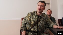 Російський полковник Ігор Гіркін (Стрєлков). Позаду нього інший росіянин – Олександр Бородай, один із ватажків угруповання «ДНР», що визнане в Україні терористичним. Окупований Донецьк, 10 липня 2014 року