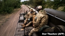 Украинские артиллеристы на самоходной 203-мм пушке 2С7 «Пион» на южном фронте Украины близ Херсона, 14 сентября 2022 года