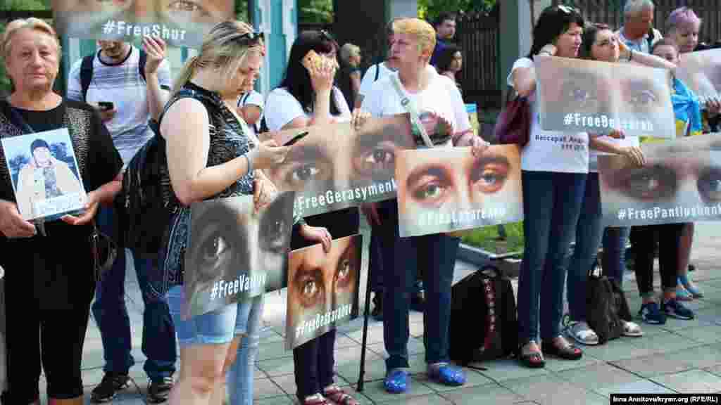 В своем обращении активисты просят «непосредственного участия» президентов Европейского совета, Еврокомиссии, парламента и представителя ЕС по иностранным делам и политике безопасности