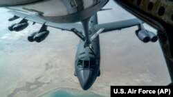 Američki avion B-52H ispod koga je nošen buster za lansiranje rakete