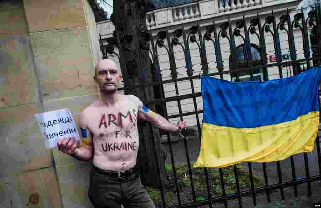 Акція протесту проти агресії Росії в Україні. Прага, 25 лютого 2015 року. Семеро чеських активістів біля посольства Росії у Чехії прикували себе наручниками до паркану, причепили до нього великий український прапор та три антипутінських плакати