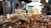 На &quot;Дыйкан&quot; стекается сельхозпродукция со всех областей Кыргызстана. Поставщикам не всегда удается сохранить товарный вид фруктов.