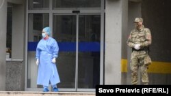 Vojnik i medicinska radnica pred Kliničkim centrom Podgorice, 27. mart 2020. 