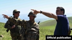 Հայաստան - Օմբուդսմեն Արման Թաթոյանը զրուցում է սահմանապահ զինվորների հետ, արխիվ