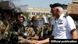 Ամերիկացի գեներալը հայ խաղաղապահների հետ հանդիպմանը, Երևան, արխիվ