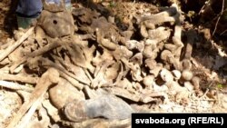 Масавае пахаваньне людзей. У гэтай яме – парэшткі паўсотні чалавек, лічаць актывісты