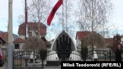 Spomenik Ridvanu Ćazimiju u Velikom Trnovcu