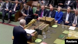 Otvorena su pitanja da li laburisti i dalje podržavaju Brexit - samo ne onakav kakav predlaže Mej - ili hoće li u slučaju drugog referenduma voditi kampanju za ostanak
