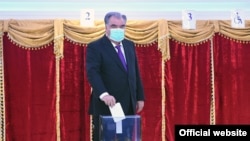 Президент Таджикистана Эмомали Рахмон проголосовал на избирательном участке, открытом в лицее №3. 11 октября 2020