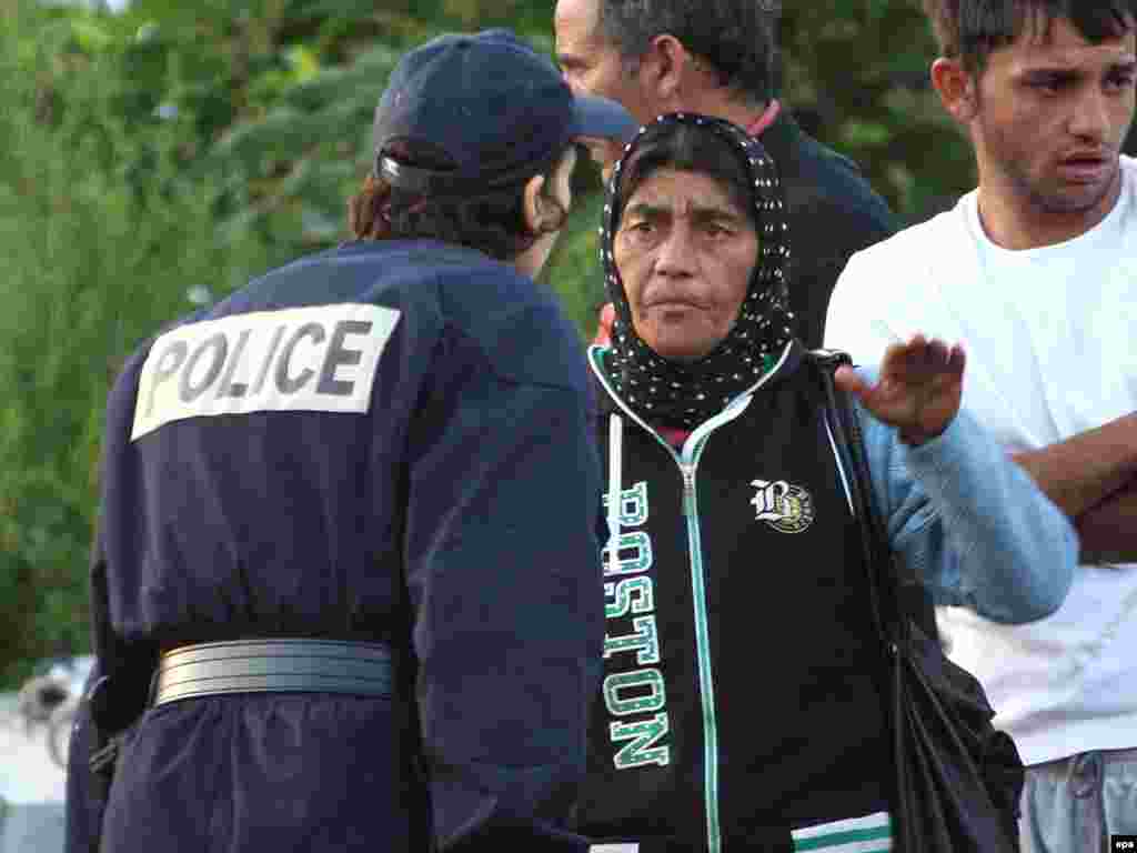 Francuska je 19.08.2010. počela sa proterivanjem stotine Roma u Rumuniju i Bugarsku, ističući da su se ilegalno nastanili. Kritičari, pak, ističu da je ovaj potez vlasti u Parizu sračunat na skretanje pažnje javnosti zbog pada popularnosti Nikolasa Sarkozija (Nicolas Sarkozy), kao i ekonomskih i socijalnih problema . Foto: EPA
