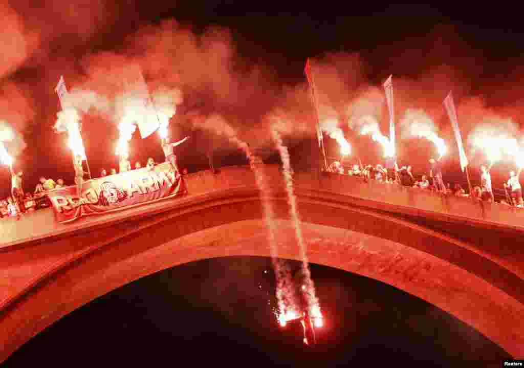 Skokovi sa bakljama dio su tradicionalnog natjecanja u Mostaru, 28. juli 2013. Foto: REUTERS / Dado Ruvić