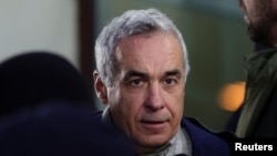 Političar s krajnje desnice Kalin Đorđesku razgovara s novinarima ispred kancelarije tužioca u Bukureštu, 26. februar 2025.