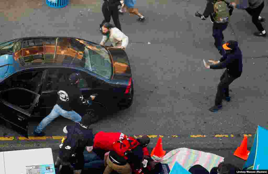 Imagini terifiante la Seattle. Un bărbat a intrat cu mașina în mulțimea de manifestanți pașnici, după care a ieșit cu un pistol și a început să tragă, reușind să rănească o persoană, 7 iunie 2020.