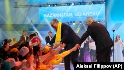 Бывший президент Казахстана Нурсултан Назарбаев (справа) и кандидат в президенты от партии «Нур Отан» Касым-Жомарт Токаев на встрече со сторонниками за два дня до досрочных выборов президента. Нур-Султан, 7 июня 2019 года.