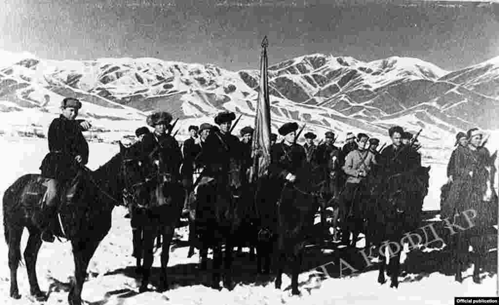 Жалпы аскердик окутуунун (Всевобуч, всеобщее военное обучение) аскерлери. Фрунзе облусунун Киров районунун “Кызыл дыйкан” (“Красный пахарь”) колхозунун колхозчулары тактикалык окутуу учурунда. Фрунзе облусу. 1942-жыл.