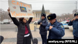 Qaznews24 сатиралық паблигінің авторы Темірлан Еңсебекті қолдап, пикетке шыққан журналист Әсем Жәпішеваға полиция келген сәт. Алматы, 20 қаңтар 2025 жыл.