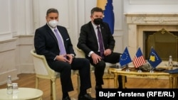  Gabriel Escobar i Miroslav Lajčak tokom sastanka sa predsednicom Kosova Vjosom Osmani u Prištini, 31. januar 2022.