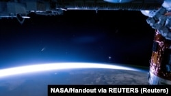 Kometa Neowise iznad Zemlje na slici snimljenoj na Međunarodnoj svemirskoj stanici, 5. jula 2020. 
