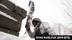 Ukrajinski vojnik prati situaciju na prvoj liniji u blizini separatista koje podržava Rusija u Donjecku, 29. januar 2022. 