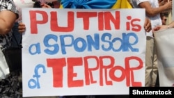 Плакат на акції протесту проти агресії Росії в Україні. Варшава, 27 липня 2014 року