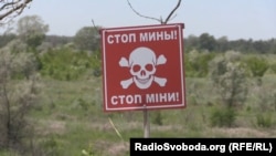 Попереджувальний знак на КПВВ «Станиця Луганська» 
