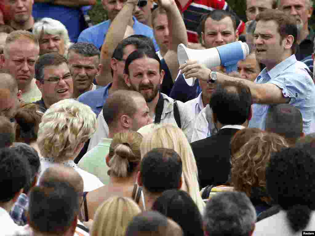 Borislav Stefanović, pregovarač za Beograd u dijalogu sa Prištinom u razgovoru sa kosovskim Srbima u selu Rudare, u blizini Zvečana, 02.08.2011. Foto: Reuters / Marko Đurica