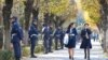Уже за полтора часа до начала объявленного накануне митинга площадь Астана в центре Алматы была оцеплена силовиками. Десятки полицейских выстроились по периметру сквера и напротив Казахстанско-британского университета. В июне на этом месте проходили массовые митинги и задержания: граждане выражали несогласие с президентскими выборами, считая их незаконными.