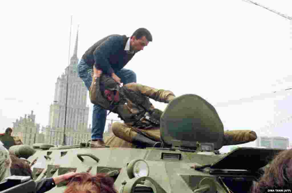 Август 1991 года: попытка государственного переворота в Москве. Горбачев блокирован на даче в Крыму, здание российского парламента – "Белый дом" на Краснопресненской набережной – окружено танками. Ельцин и его сторонники организуют сопротивление путчу, который спустя три дня проваливается. Горбачев возвращается в Москву, но его политический авторитет безнадежно подорван. 