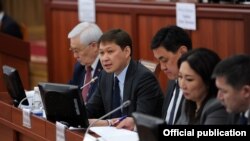 Премьер-министр Кыргызстана Сапар Исаков (второй слева) в парламенте. Бишкек, 17 апреля 2018 года.