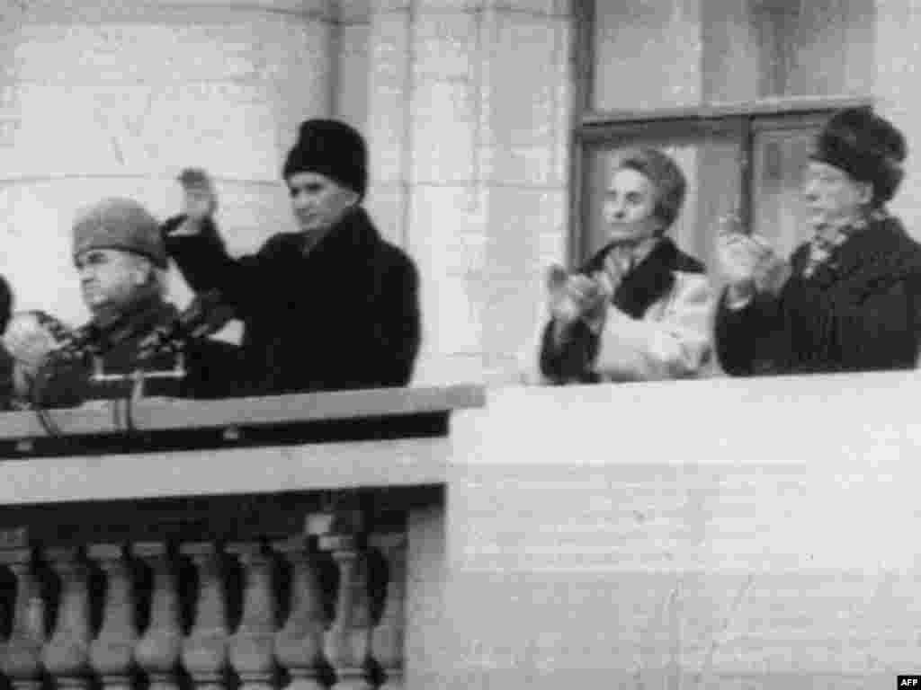 Rumıniyanın kommunist diktatoru Nicolae Ceausescu (sağda) sonuncu dəfə ictimaiyyət qarşısında çıxış edir, 21 dekabr 1989