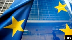Zastava EU ispred zgrade Evropske komisije u Briselu