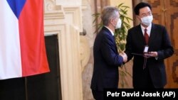 Czech Senate speaker Milos Vystrcil (left) awards Taiwanese Foreign Minister Joseph Wu with the highest Senate honor during his visit to Prague on October 27.