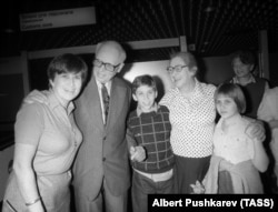 Воссоединение семьи в июне 1987 года: Боннэр и Сахаров встречают дочь Татьяну Янкелевич-Сахарову (слева) и внуков в аэропорту Москвы.