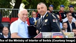 Goran Guri Radosavljević (levo) bivši srpski komandant Žandarmerije Srbije od 2001. do 2004. godine prima plaketu od komandanta Žandarmerije Dejana Lukovića na centralnoj manifestaciji povodom obeležavanja Dana žandarmerije u Novom Sadu, 30. juni 2021. 