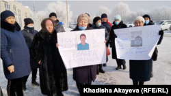 Родственники задержанных заявляют о пытках и незаконных арестах близких перед зданием областной прокуратуры. Усть-Каменогорск, 11 февраля 2022 года