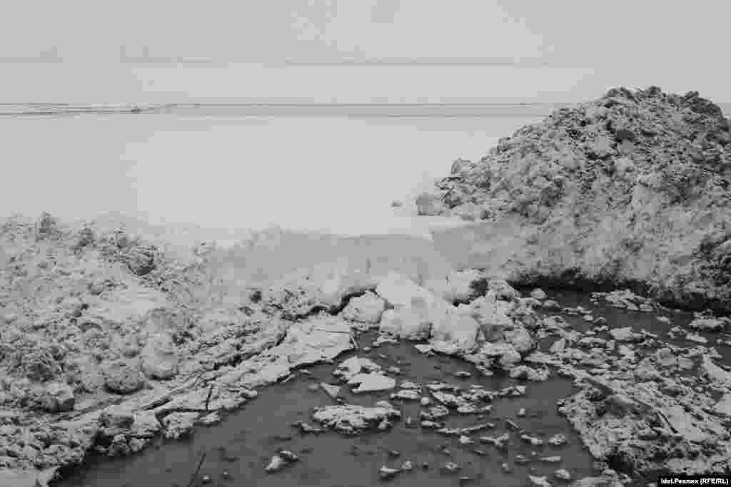 Хотя ещё только что они ссыпали грунт в воду. 