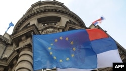 Zastave EU i Srbije ispred zgrade vlade u Beogradu