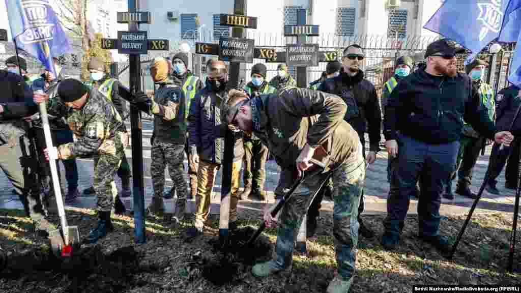 Також активісти принесли до посольства РФ хрести із табличками «російський окупант»