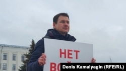 Lokalni poslanik iz Pskova Nikolaj Kuzmin samo je jedan među sve većim brojem ljudi širom Rusije koji su se ogriješili o nove zakone koji kriminaliziraju gotovo svaku kritiku rata u Ukrajini. Pskov sa transparentom "Ne ratu" 24. februar 2022. 
