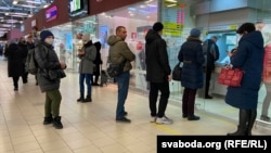Чарга да банкамату ў Менску, 24 лютага 2022 году