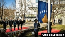 U prisustvu najviših državnih zvaničnika, predsednice Vjose Osmani, premijera Aljbina (Albin) Kurtija i predsednika Skupštine Gljauka (Glauk) Konjufce, pripadnici Kosovskih bezbednosnih snaga su svečano podigli zastavu Kosova ispred zgrade Vlade, 17. februar 2022. godine.