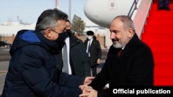 Նուր-Սուլթանի միջազգային օդանավակայանում վարչապետին դիմավորում է Ղազախստանի փոխվարչապետ, առևտրի և ինտեգրման նախարար Երմեկ Կիզատովը, 24-ը փետրվարի, 2022թ․
