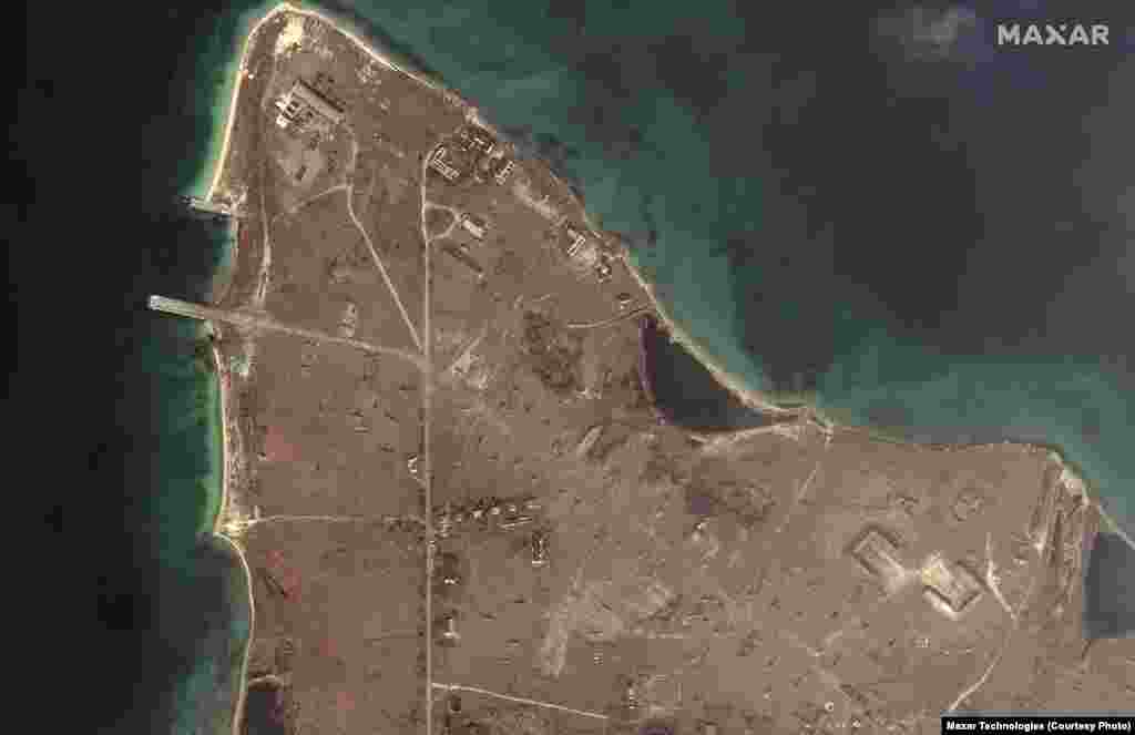 Гелікоптери та війська, розміщені біля озера Донузлав, в окупованому Росією українському Криму, 18 лютого 2022 року.&nbsp;Satellite image &copy;2022 Maxar Technologies