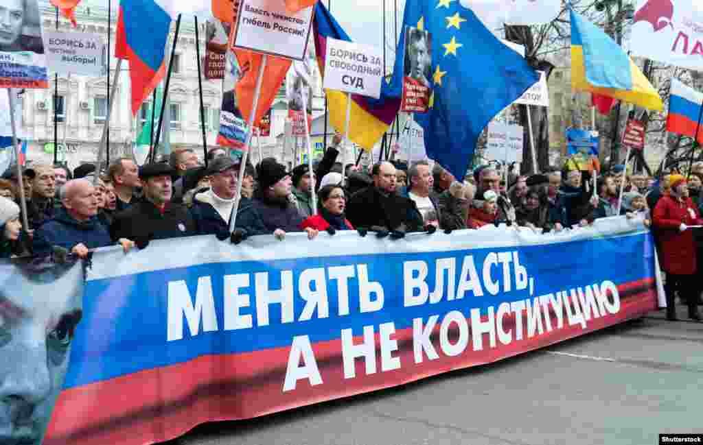 29 февраля марш памяти Бориса Немцова прошел с новыми лозунгами. В послании Федеральному собранию 15 января президент Путин предложил внести в Конституцию РФ поправки, которые позволят ему оставаться у власти больше, чем два срока. Процесс получил название "обнуление". Несмотря на протесты в крупных российских городах, предложение было принято парламентом в качестве Закона о поправке от 14.03.2020 № 1-ФКЗ.