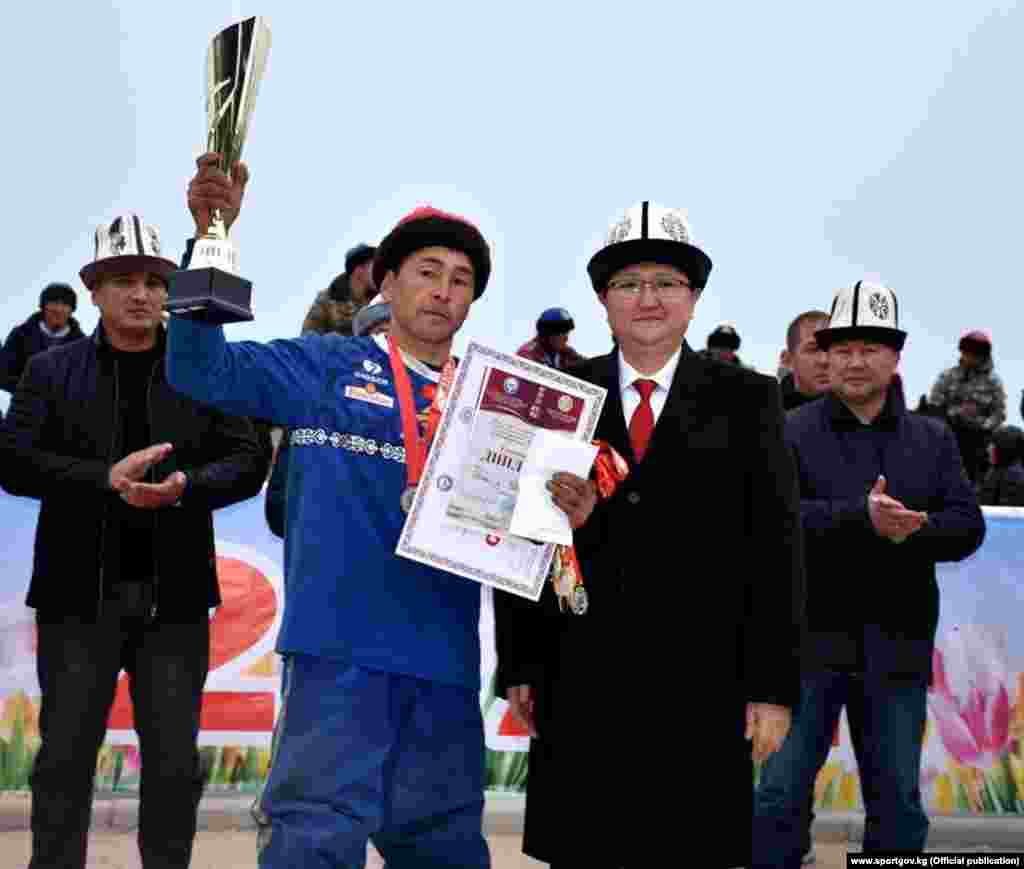 "Ынтымак" командасынын капитаны Жолдошбек Орозбаев чемпиондук кубокту алган учуру. Ушуну менен Таластын "Ынтымак" командасы 2 жыл катары менен Нооруз кубогун утуп алды. 
