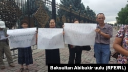 "Азаттыкты" коргоп Ак үй алдына чыккан активисттер