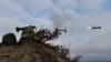 Украински военнослужещ изстрелва противотанкова ракета Javelin. Снимката е илюстративна.